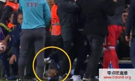 混乱！土耳其德比教练头部被砸伤 比赛被迫推迟
