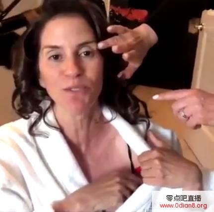 求好运！老鹰老板娘在肩带上系红丝带