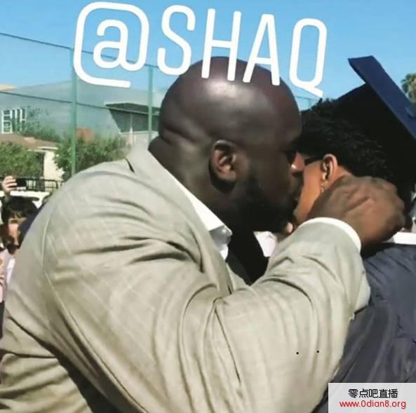有爱！奥尼尔晒亲吻沙里夫照片 祝贺儿子高中毕业