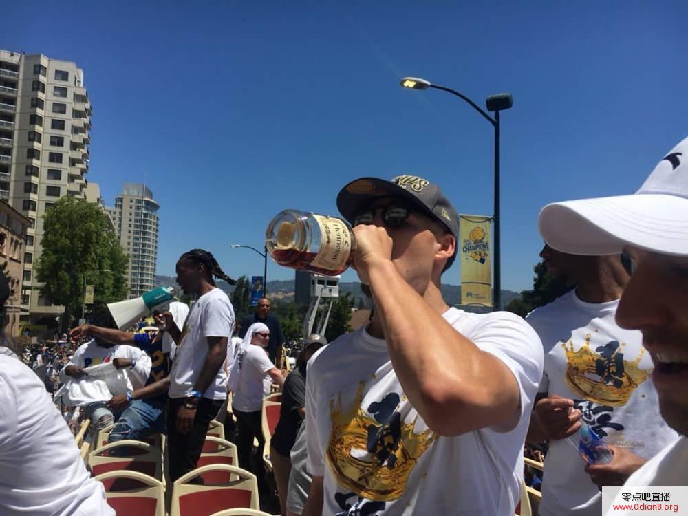 克莱游行采访：我累了 好想吃个三明治