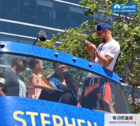 有爱！库里女儿：爸爸 我也要和奖杯合影