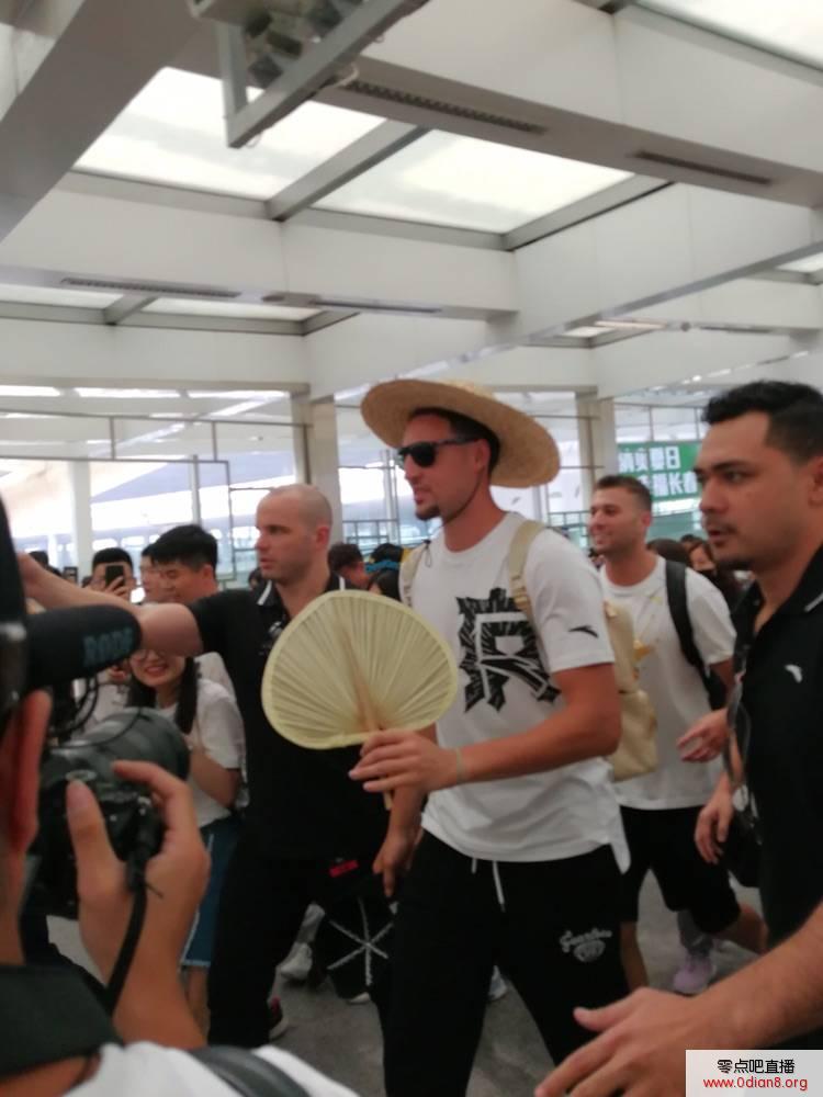 北京爷们Is Back！克莱飞抵北京 戴上库里同款草帽