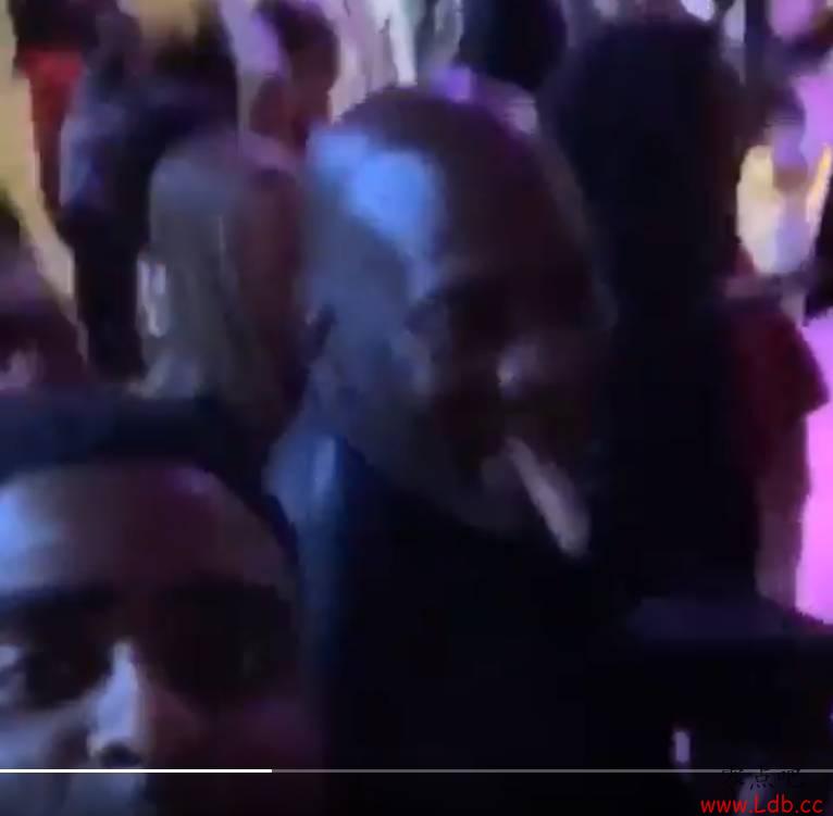 嗨起来！黄蜂老板乔丹与队内年轻球员在俱乐部跳舞