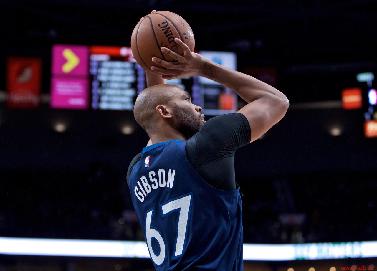 Woj：吉布森因对裁判有不正当手势被罚款25000