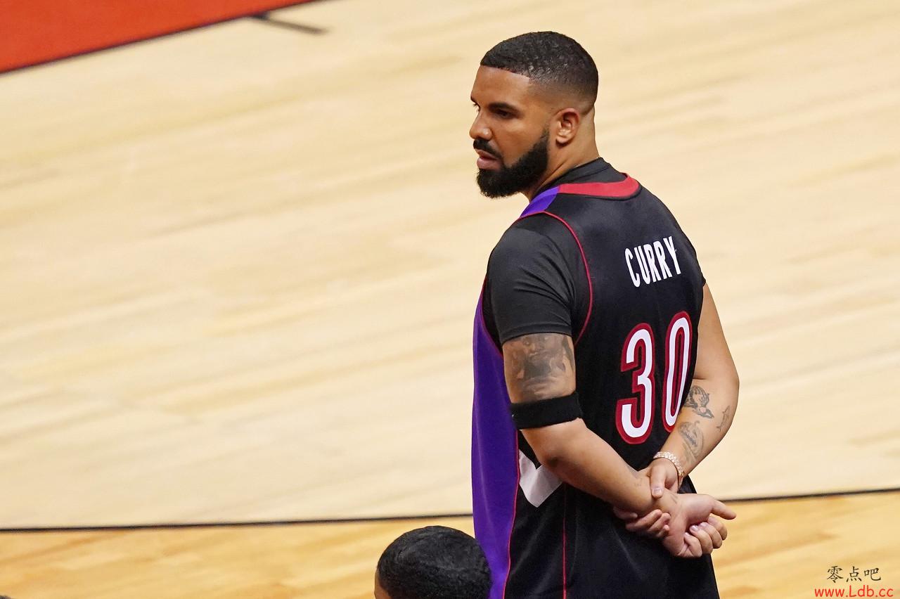 库里父亲：库里本想穿我的猛龙球衣 但被Drake抢了先