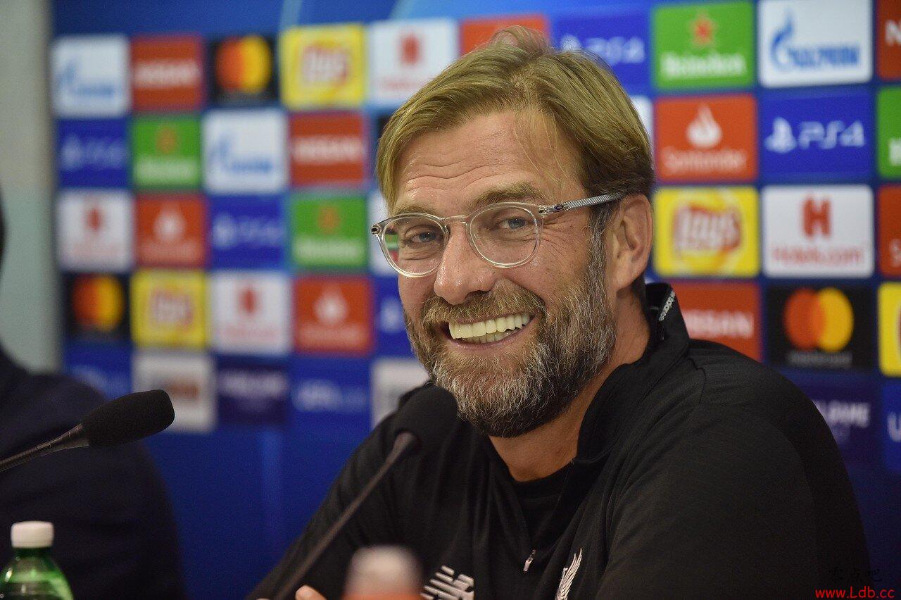 ά�ɶ���ķ��ŷ�ھ���ǰ���崩��CR7���ڿ㣬�����Ҷ�Ц����