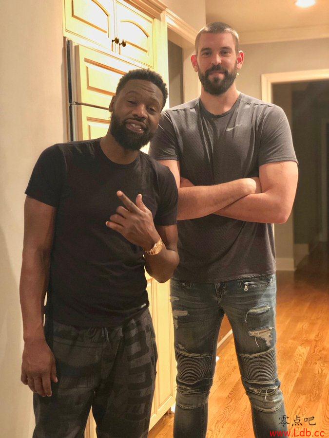 老队友相见!小加与托尼-阿伦合影