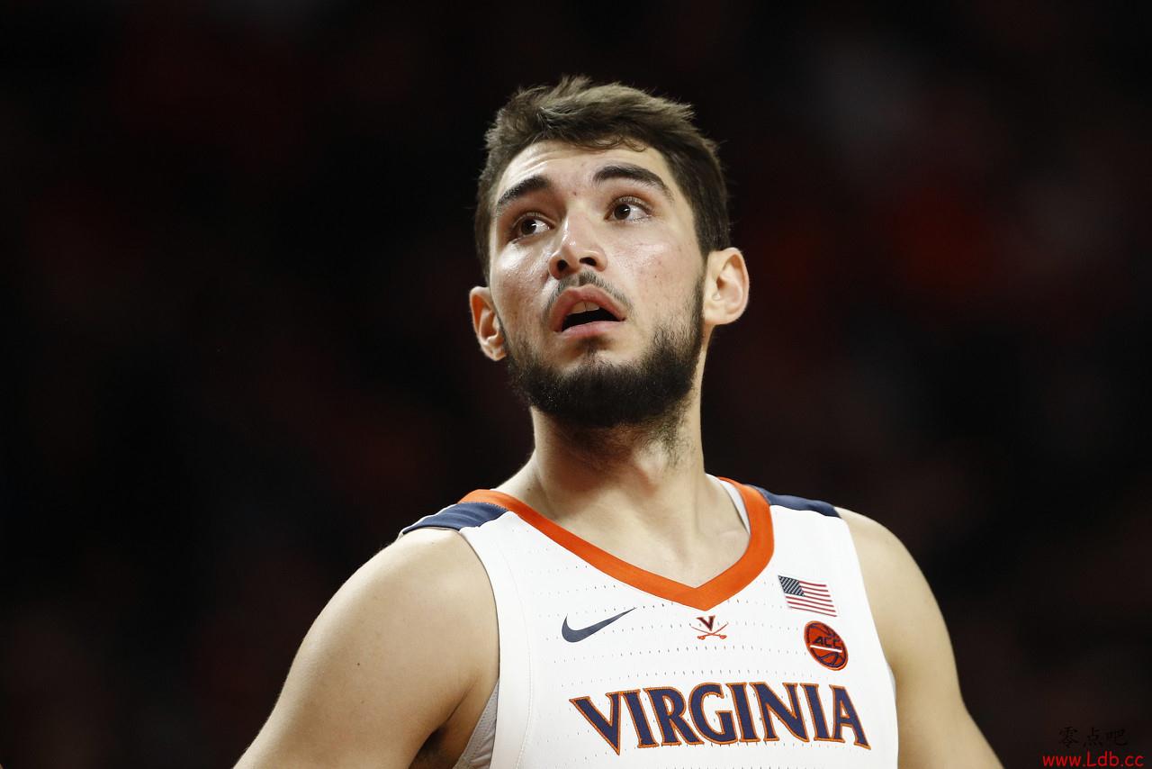 布克认为新秀杰罗姆很全面