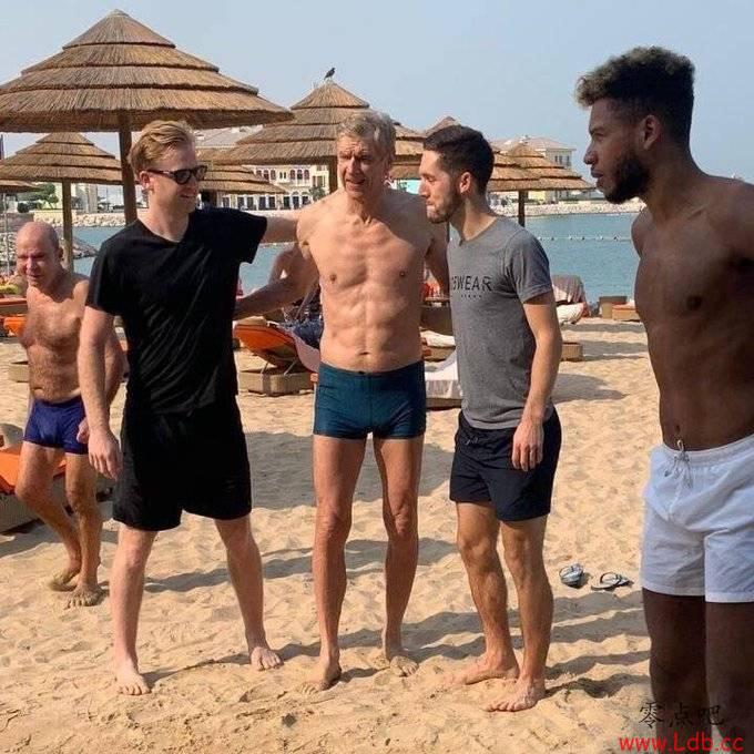 啧啧啧!球迷迪拜海滩偶遇温格,70岁教授腹肌健美【图】