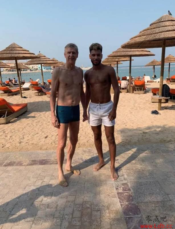 啧啧啧!球迷迪拜海滩偶遇温格,70岁教授腹肌健美【图】