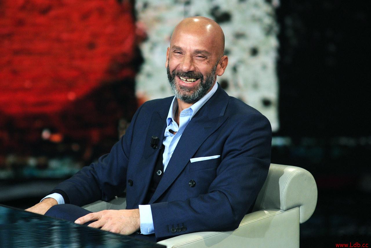 维亚利带队,多纳鲁马等人去往威尼斯看望遇水灾的同胞