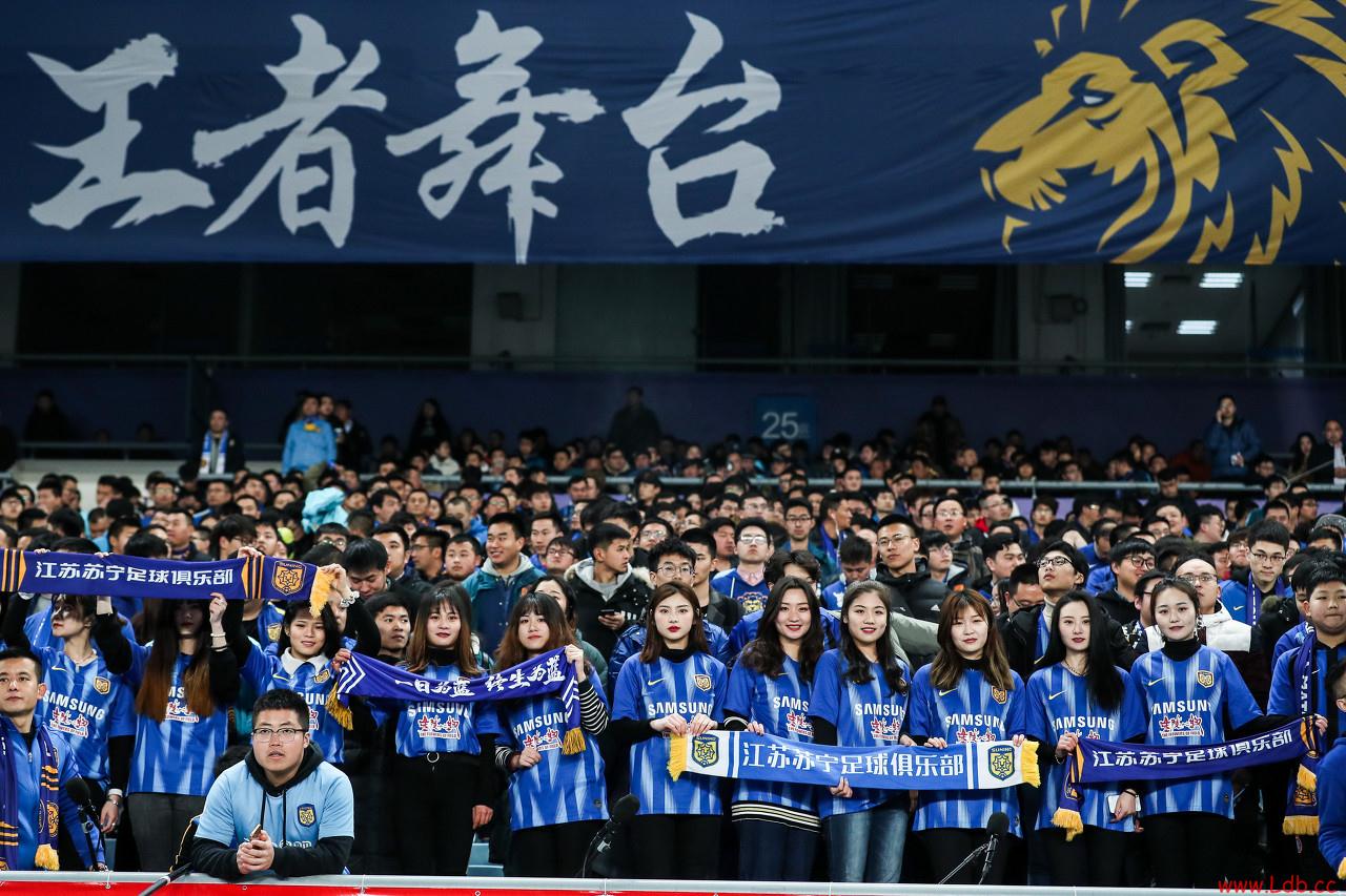 客战申花终场哨响,苏宁球迷高喊:“鲁能是冠军!”
