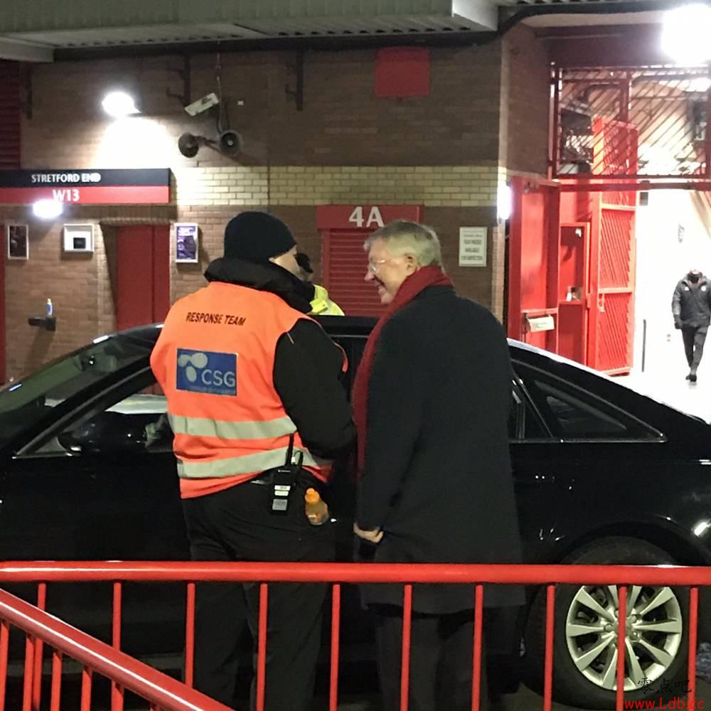 �����ξ糡����¶Ц�ݣ����Է׷���ǰ��ף����ͼ��