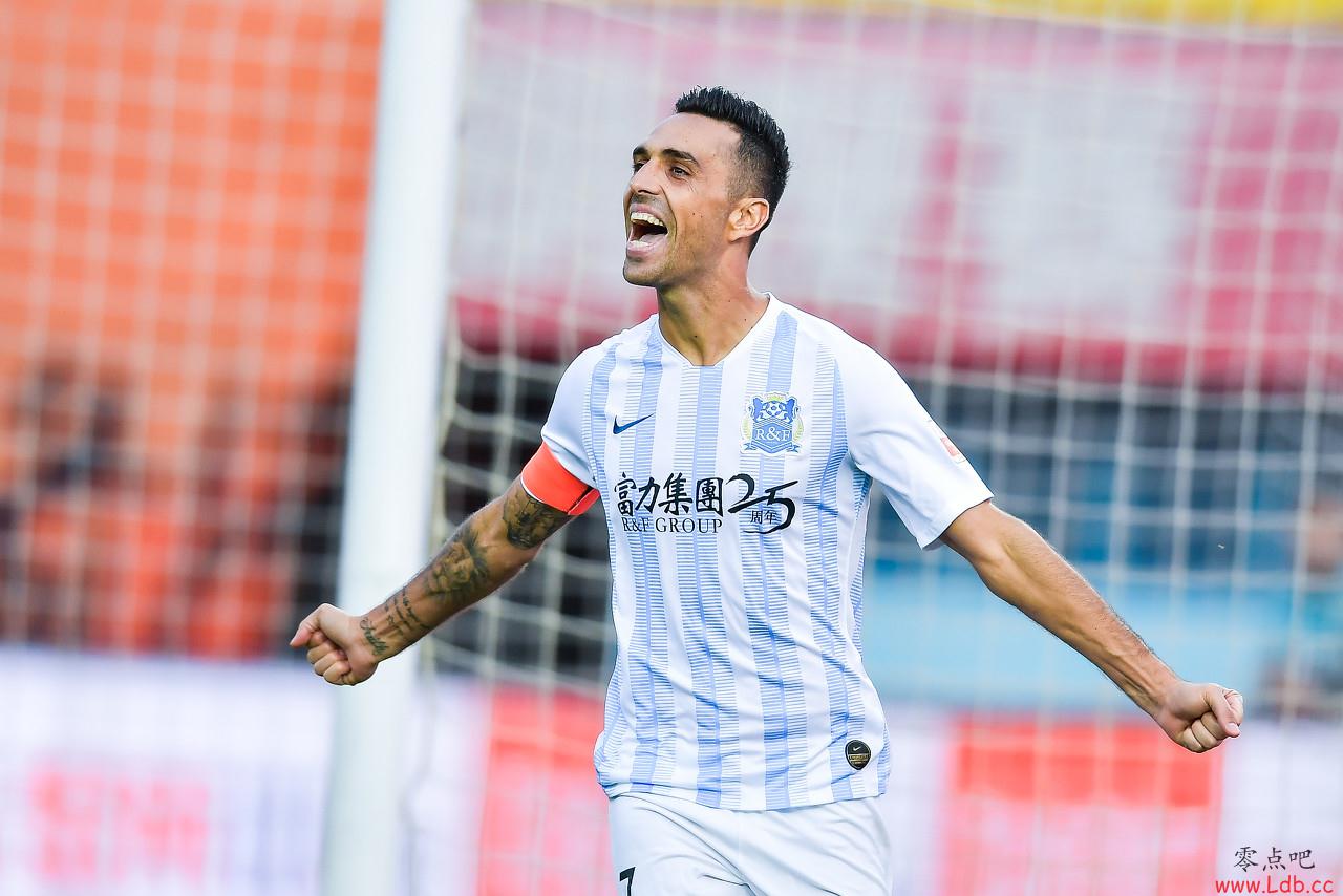 放松心情!扎哈维晒同妻子游玩长城视频【图】