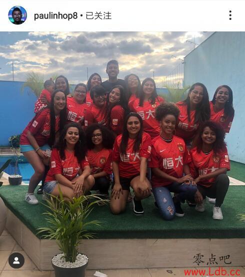 保利尼奥INS晒照,和多位身穿恒大球衣女孩合影【图】