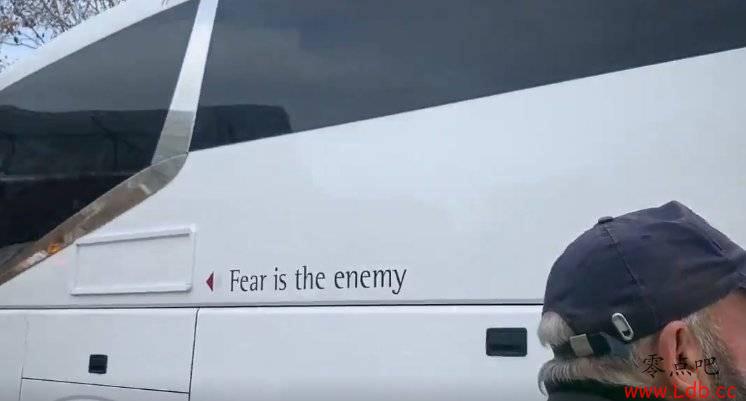 皇马乘坐的大巴没有队徽,有两行标语给球员打气【图】