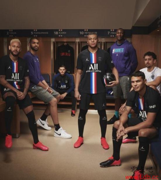 ���跢�����������Ŀ����£������ɫ���м����׺�����