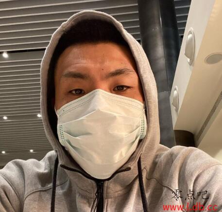 王大雷ins晒带口罩自拍并附言:迪拜见