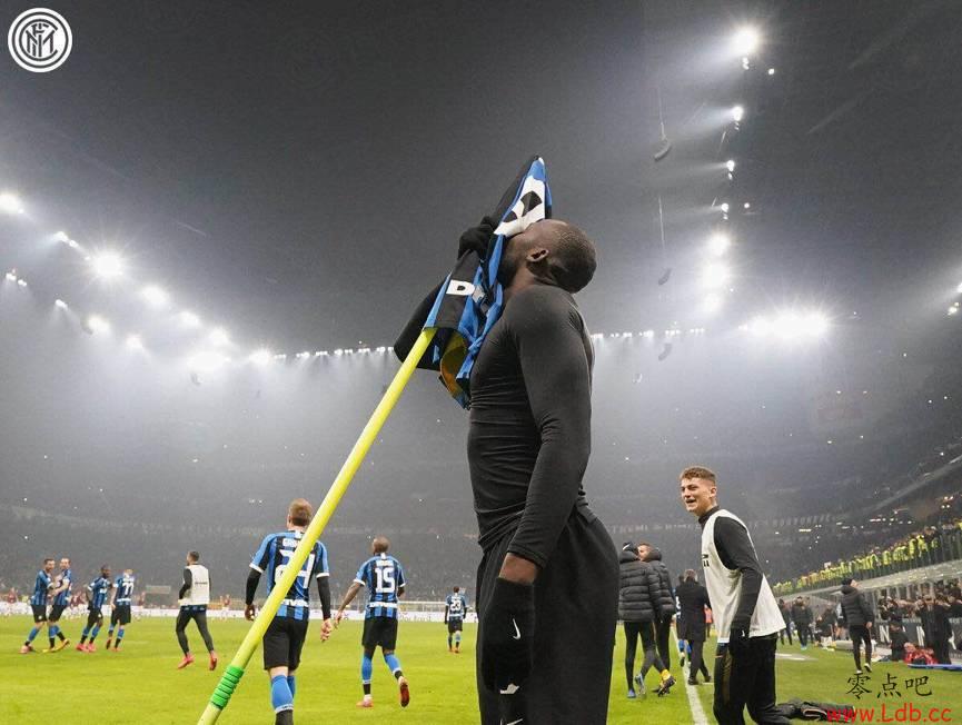 卢卡库德比进球后脱衣庆祝 他的落场版球衣正在慈善义卖【图】